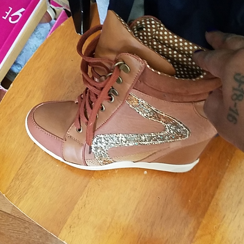 Nice shoe sneaker and bag..price is firm